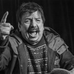 Mauricio Redolés durante una presentación en una fotografía en blanco y negro