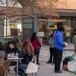 Jóvenes participan en una jornada comunitaria junto a un centro cultural