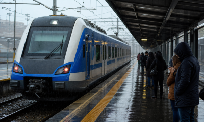 Tren de pasajeros en una estación bajo cielo nublado en la Región de Valparaíso, imagen editorial referencial