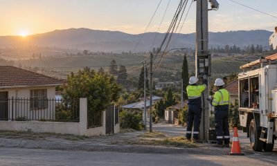 Técnicos realizan mantenimiento preventivo en una red eléctrica de Casablanca