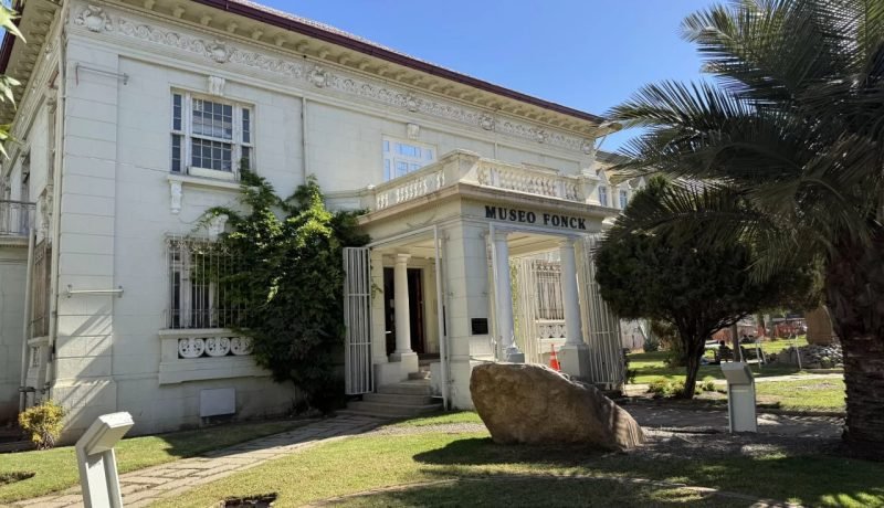 Fachada y entrada del Museo Fonck, con jardín y palmera, en Viña del Mar.