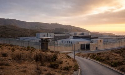 Ilustración editorial de un recinto penitenciario moderno en un paisaje de la Región de Valparaíso