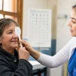Profesional de salud realiza una evaluación visual a una persona mayor durante un operativo comunitario