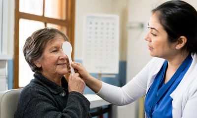 Profesional de salud realiza una evaluación visual a una persona mayor durante un operativo comunitario