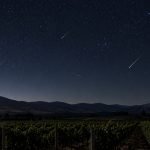 Lluvia de meteoros sobre viñedos y lomas del valle de Casablanca en una imagen ilustrativa