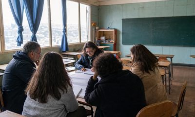 Equipos educativos trabajan en una jornada de planificación dentro de una sala de clases