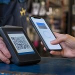 Persona acerca su teléfono a un código QR en el terminal de un comercio