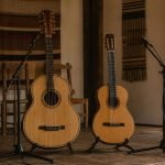 Guitarrón chileno y guitarra preparados para una jornada de payadores