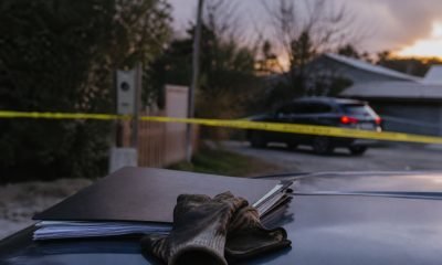 Carpeta de investigación sobre un vehículo frente a una vivienda acordonada