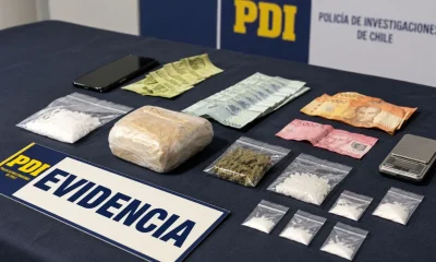 Dinero, teléfono, balanza y paquetes con sustancias incautadas, exhibidos como evidencia por la PDI