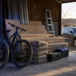 Bicicletas y materiales de construcción recuperados en un galpón rural