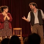 Dos intérpretes presentan una obra de humor sobre un escenario teatral