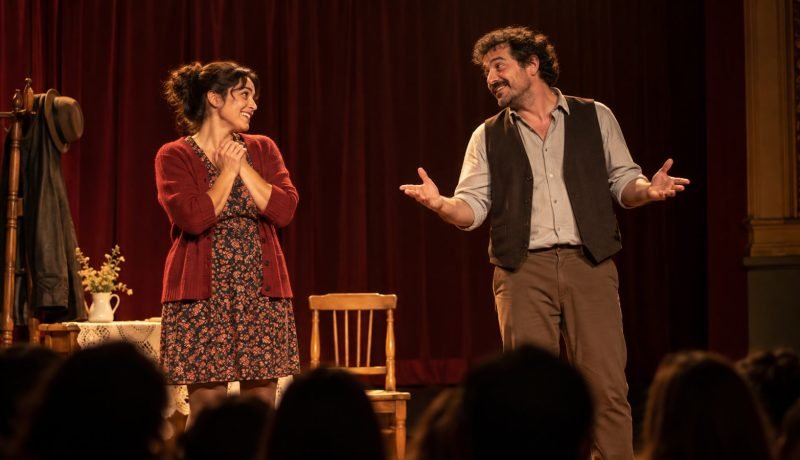 Dos intérpretes presentan una obra de humor sobre un escenario teatral