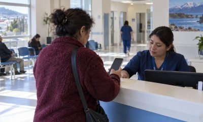 Representación editorial de una paciente usando su teléfono durante una atención hospitalaria