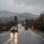Camino del valle de Casablanca bajo lluvia y viento durante el invierno