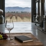 Bodega y viñedo durante el invierno en una escena sobre producción de vino