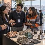 Representación editorial de proveedores conversando en una muestra de tecnología industrial y minerales
