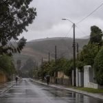Calle de Casablanca con pavimento mojado bajo cielo cubierto