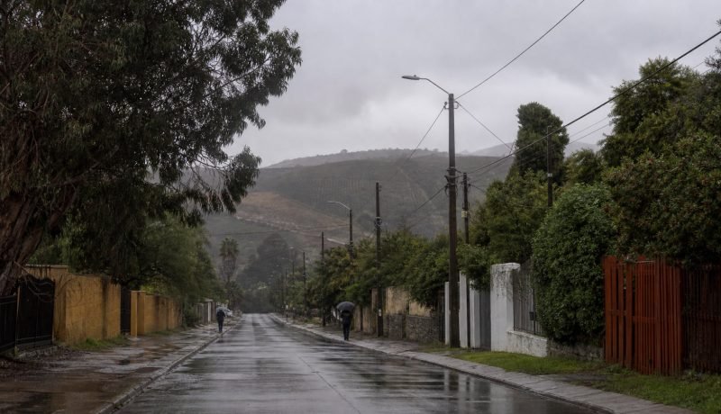 Calle de Casablanca con pavimento mojado bajo cielo cubierto