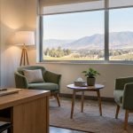 Sala de atención de salud mental con dos sillones en un centro comunitario