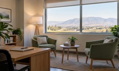 Sala de atención de salud mental con dos sillones en un centro comunitario