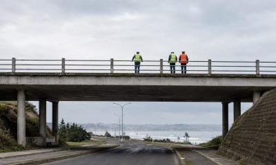 Puente urbano de hormigón junto a la costa, imagen editorial referencial