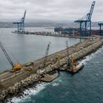 Imagen referencial de obras en un rompeolas junto a un terminal de contenedores