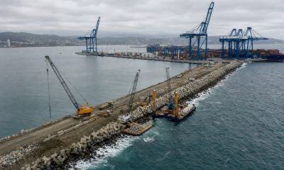 Imagen referencial de obras en un rompeolas junto a un terminal de contenedores