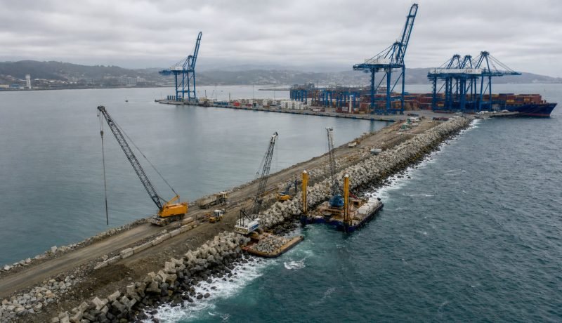 Imagen referencial de obras en un rompeolas junto a un terminal de contenedores