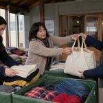 Voluntarias reciben y ordenan ropa y textiles para reciclaje