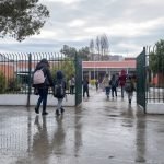 Estudiantes y apoderados ingresan a una escuela de Casablanca en una mañana de invierno después de la lluvia