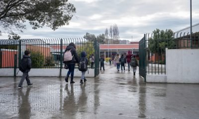 Estudiantes y apoderados ingresan a una escuela de Casablanca en una mañana de invierno después de la lluvia