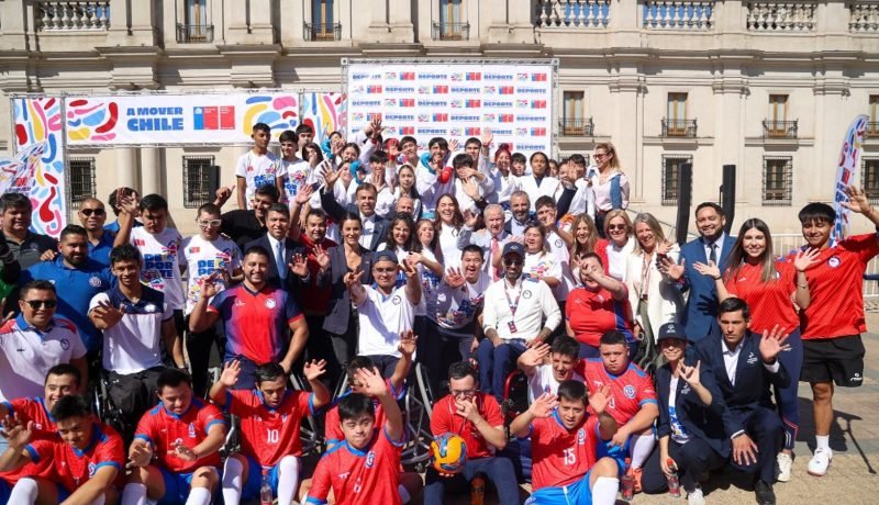 Autoridades y deportistas durante el lanzamiento del Día del Deporte 2026