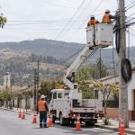 Trabajadores ordenan cables de telecomunicaciones en un poste de una calle de Casablanca