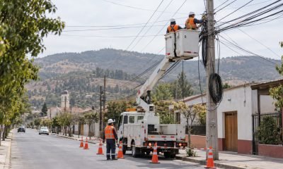 Trabajadores ordenan cables de telecomunicaciones en un poste de una calle de Casablanca