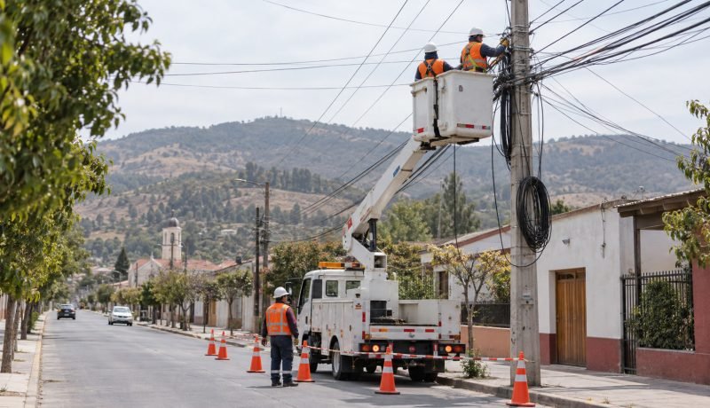 Trabajadores ordenan cables de telecomunicaciones en un poste de una calle de Casablanca