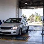 Automóvil en una línea de inspección para obtener su revisión técnica