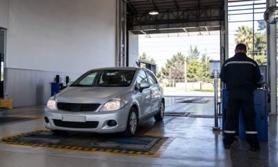 Automóvil en una línea de inspección para obtener su revisión técnica