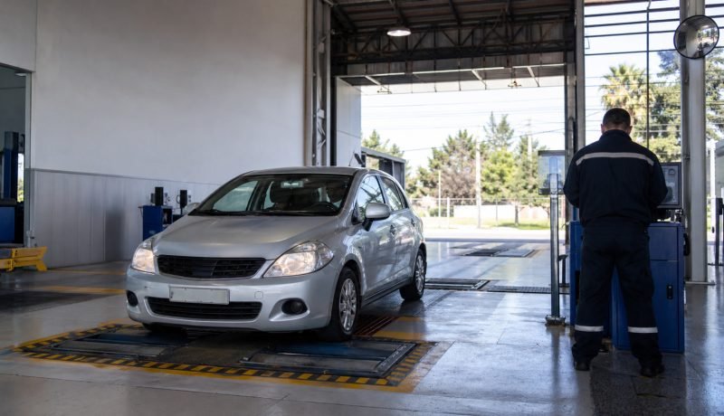 Automóvil en una línea de inspección para obtener su revisión técnica