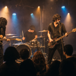 Banda de rock actúa en un club, imagen editorial referencial