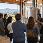 Grupo de personas adultas participa en una visita guiada por una cervecería artesanal