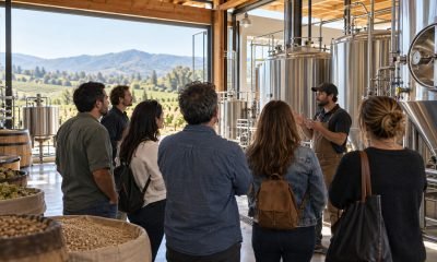 Grupo de personas adultas participa en una visita guiada por una cervecería artesanal