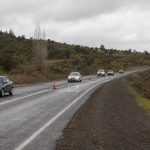 Tránsito controlado con conos en una carretera rural de la zona central de Chile