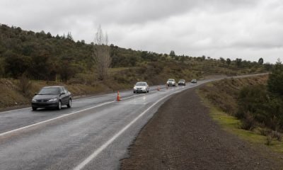 Tránsito controlado con conos en una carretera rural de la zona central de Chile