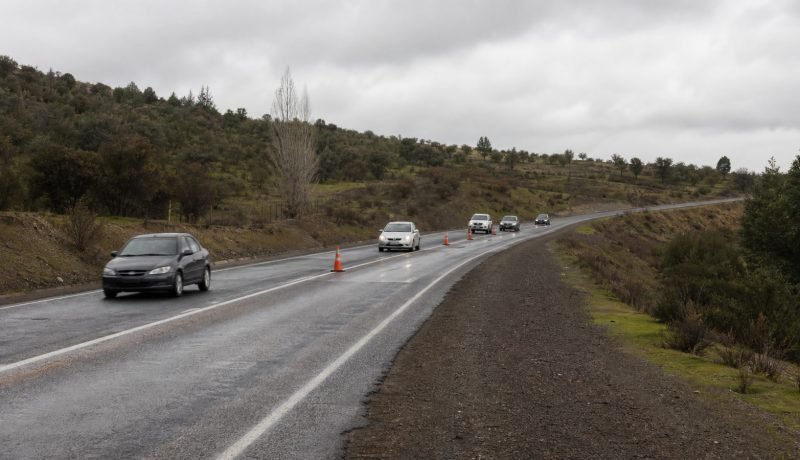 Tránsito controlado con conos en una carretera rural de la zona central de Chile