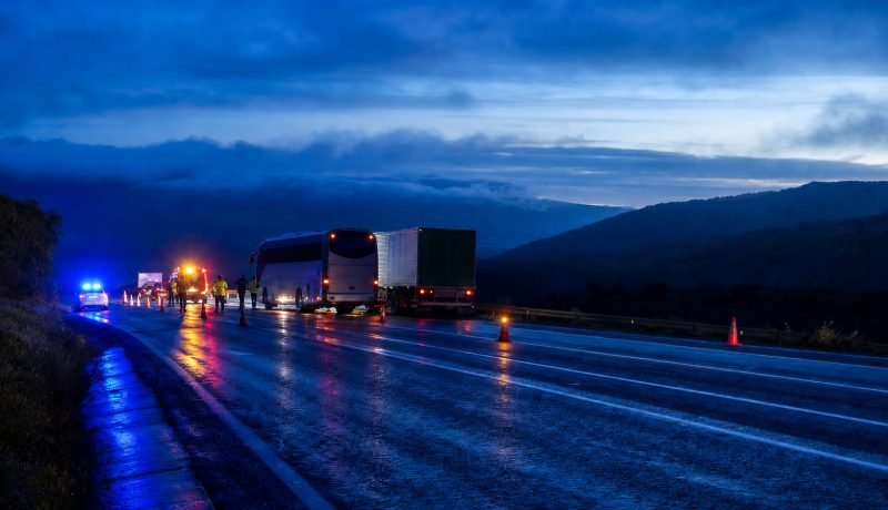 Ruta interurbana con tránsito desviado durante un operativo de emergencia nocturno