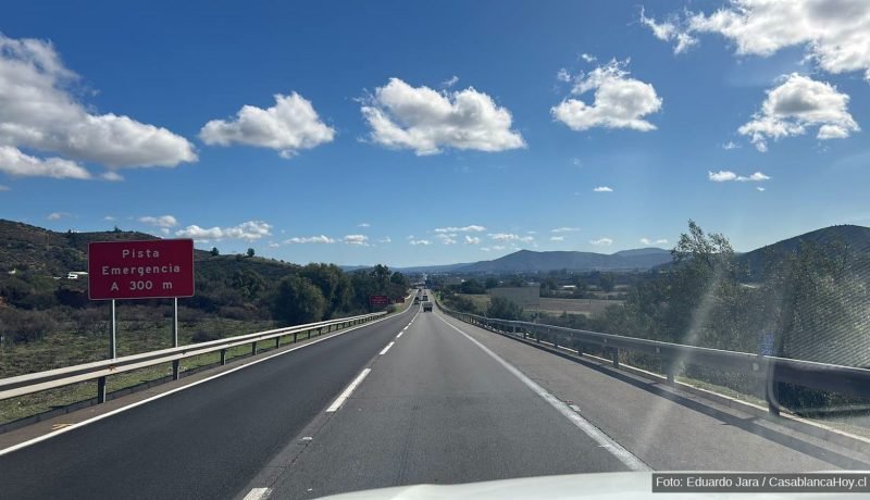 Ruta 68 con cielo despejado tras la salida del túnel Zapata hacia Valparaíso