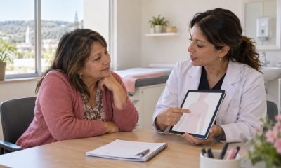 Profesional de salud conversa con una mujer sobre controles mamarios