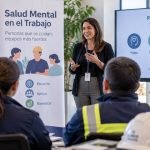 Charla sobre salud mental en el trabajo ante un grupo de personas trabajadoras