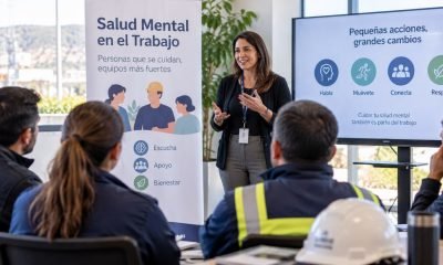 Charla sobre salud mental en el trabajo ante un grupo de personas trabajadoras